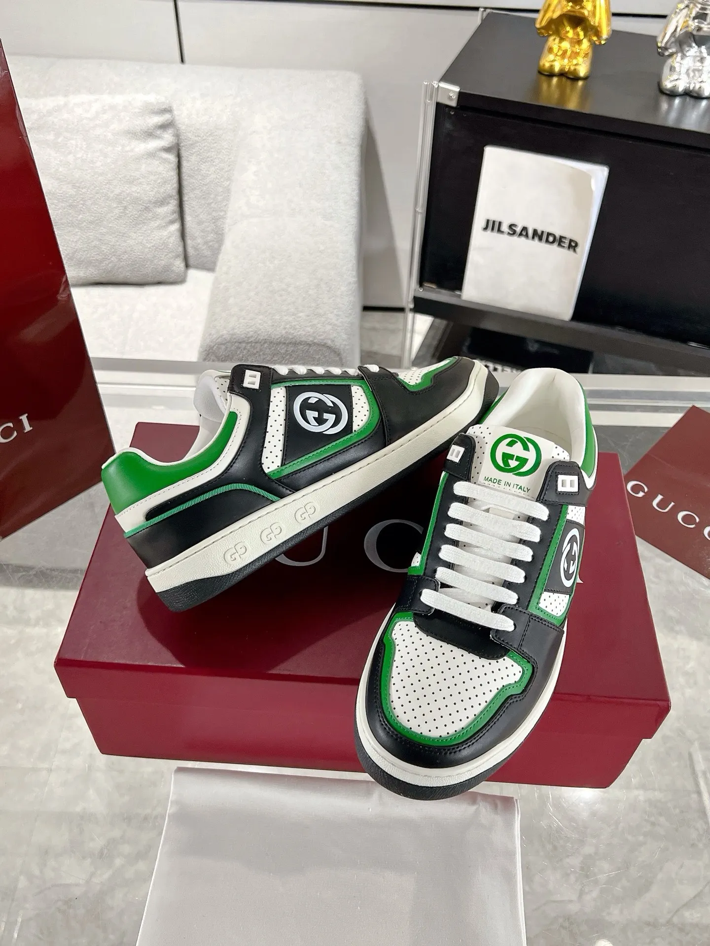 👟👟Ex-factory price 700👟👟 The latest casual sneakers for couples in white shoes❗️❗️ Original purchase, development and production. The sneakers are inspired by the classic sneakers of the 1970s, and the name is taken from the defensive movements in sports. This accessory is crafted from white leather, with an interlocking Double G stripe webbing embellished on the side, and the Gucci retro logo embellished on the shoe body. Original imported first-layer cowhide. Original custom-made soft sheepskin lining. Original open-molded TPU outsole. Bottom thickness: 2.5CM. Size: 35-44 (45 is custom-made and cannot be returned or exchanged)